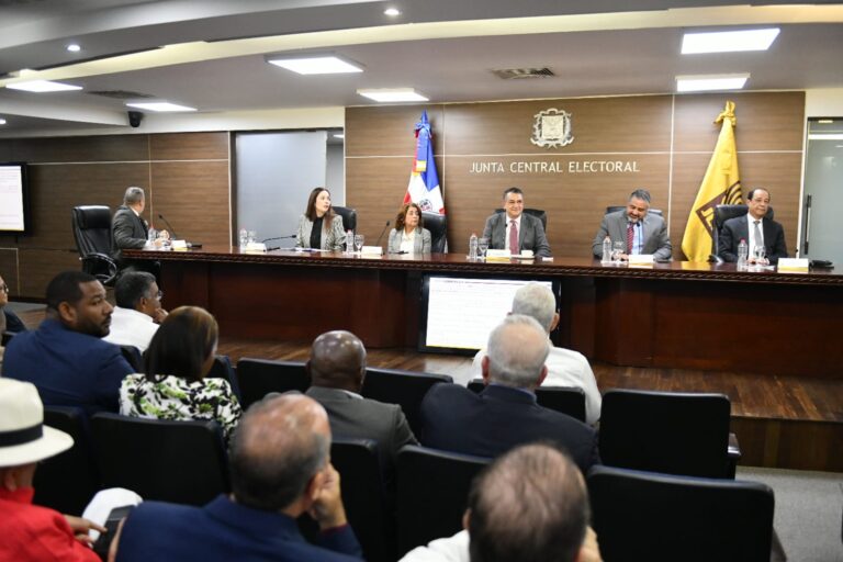 JCE continúa presentación del proyecto de la nueva Cédula de Identidad y Electoral a organizaciones políticas