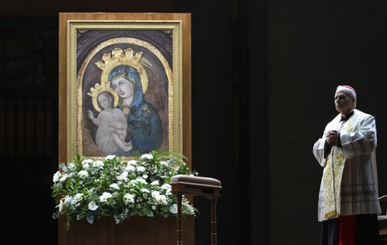 El papa está estable pero seguirá usando máscara respiratoria, dice el Vaticano