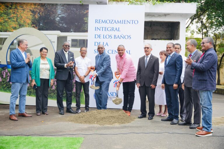 UASD inicia remozamiento integral de los baños exteriores de su sede central