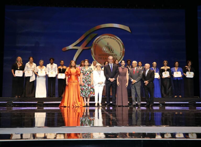 Entregan Medalla al Mérito a 16 mujeres por su destacada trayectoria