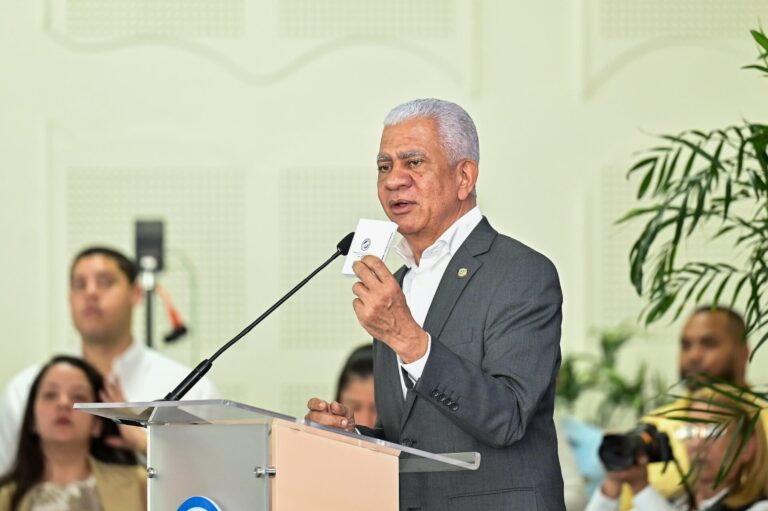 Presidente del Senado socializan entrega de nueva Constitución de bolsillo y resalta la separación de poderes y fortalecimiento de la democracia