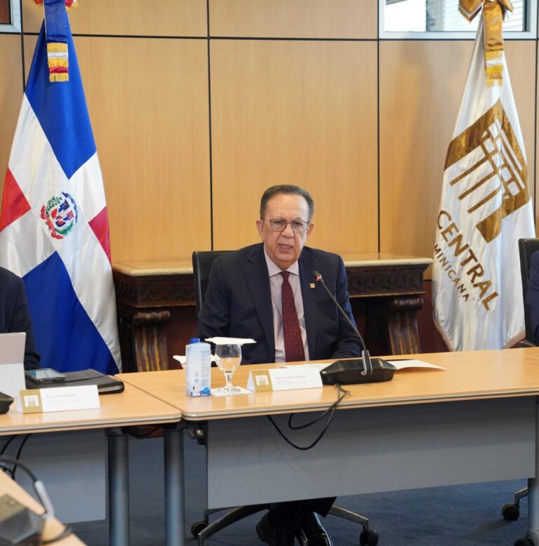 Gobernador Valdez Albizu recibió a un ‘Staff Visit’ del FMI para evaluar el desempeño económico de RD