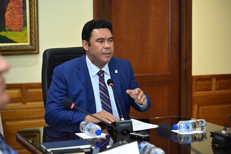 Comisión Especial que estudia modificaciones al Código de Trabajo escucha opiniones Defensor del Pueblo