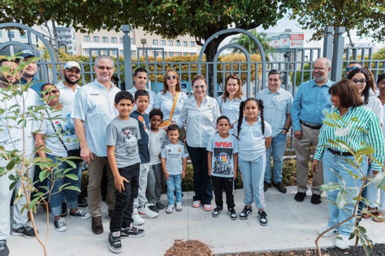Carolina Mejía continúa Plan de Arbolado Urbano con plantación de árboles endémicos