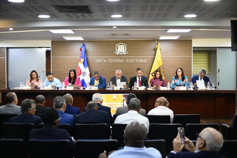JCE socializa con delegados de organizaciones políticas áreas que impactará el proyecto de la nueva cédula