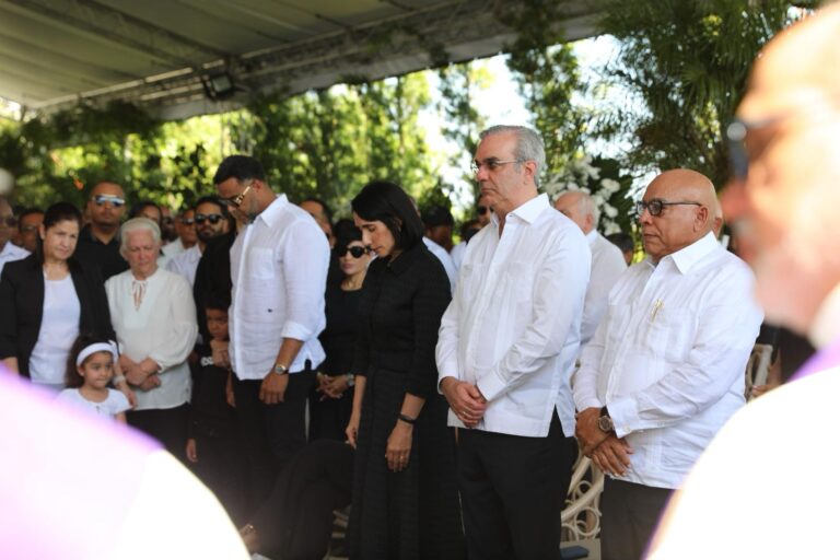 Presidente Abinader asiste a honras fúnebres de la gobernadora de Montecristi, Nelsy Cruz