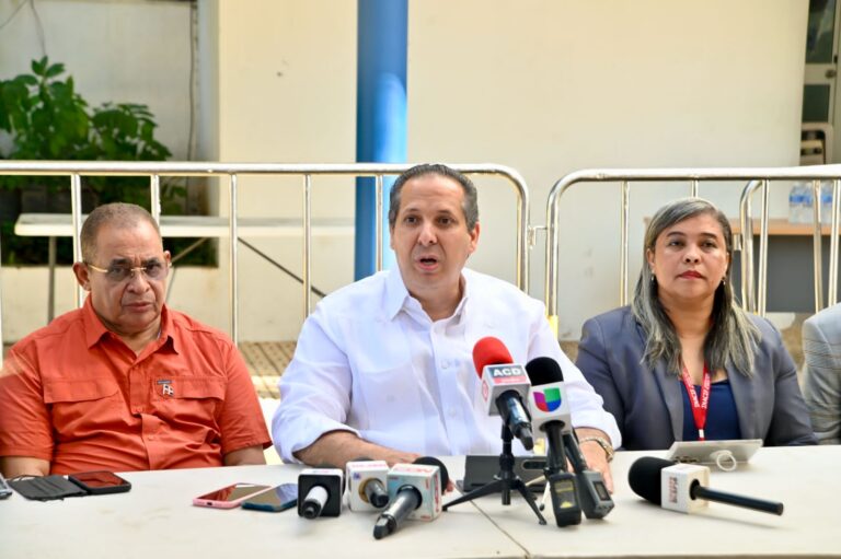 Ministro de Salud informa conclusión de autopsias y entrega de 225 cuerpos a sus familiares tras colapso del Jet Set