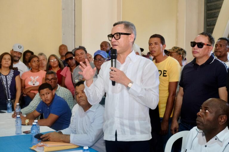 Ministro de Trabajo garantiza entrega transparente del bono navideño a portuarios