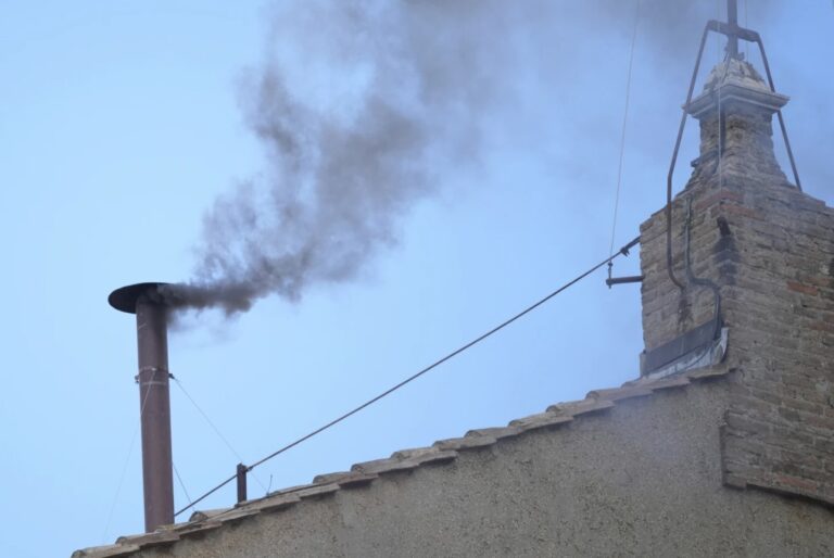 Sale humo blanco de la chimenea de la Capilla Sixtina, señalando la elección de un nuevo papa
