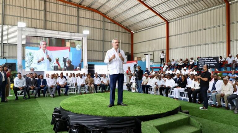 Inician Programa de Titulación Municipal, en Monte Plata, con la entrega de 1,400 certificados