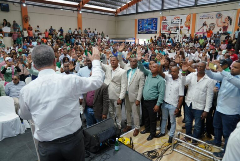 Leonel juramenta en la FP a 2 regidores y más dirigentes del PLD, PRM y otras organizaciones en San Cristóbal