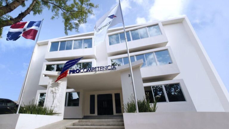 Pro-Competencia pone bajo investigación a cuatro suplidores por presunta colusión en licitación del almuerzo escolar