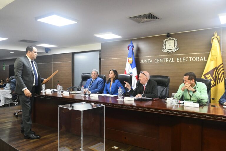 JCE da apertura a sobre B y da a conocer propuesta de oferente para emisión de la nueva cédula