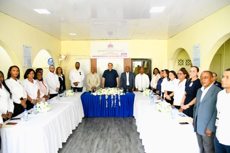 Ministro de Salud, Víctor Atallah supervisa programas de salud en San Cristóbal