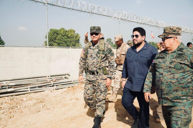Ministro de Defensa de RD y Subsecretario de Defensa de EE.UU. recorren frontera domínico-haitiana de Manzanillo a Dajabón