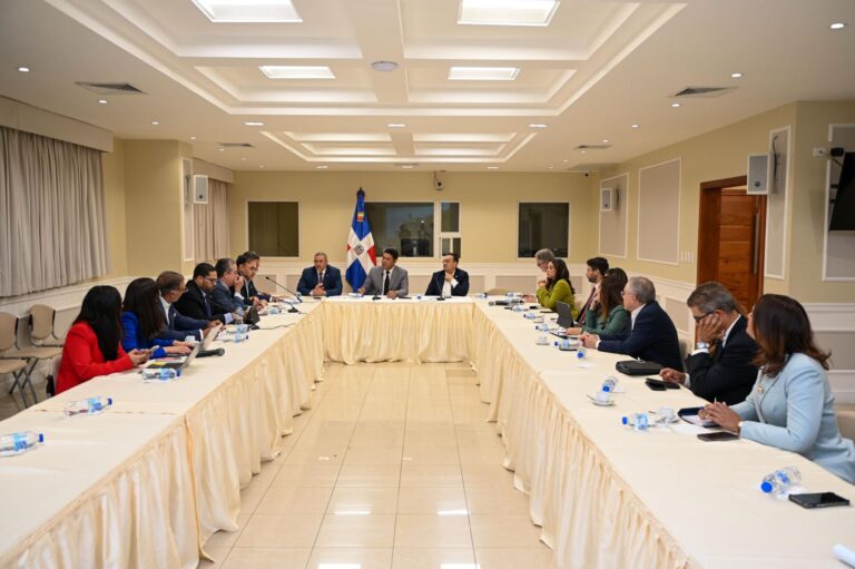 Comisión Especial de Senadores que estudia Código de Trabajo escucha a empleadores y trabajadores