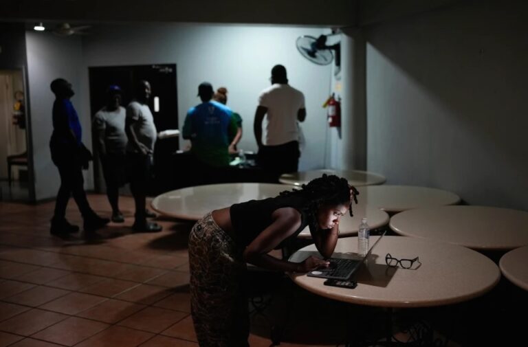 El huracán Melissa está a punto de golpear Jamaica como la tormenta más fuerte registrada