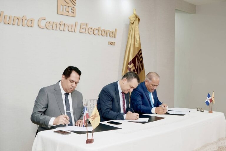 JCE y EMDOC firman contrato para suplir equipos, materiales y servicios para la nueva cédula