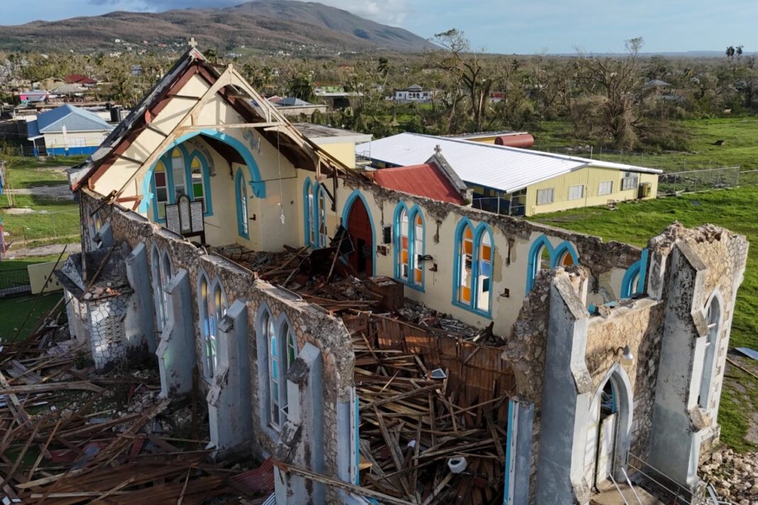 Imagén daños causados por Hurcán Melissa en Jamaica, la iglesia de Lacovia, Tombstone