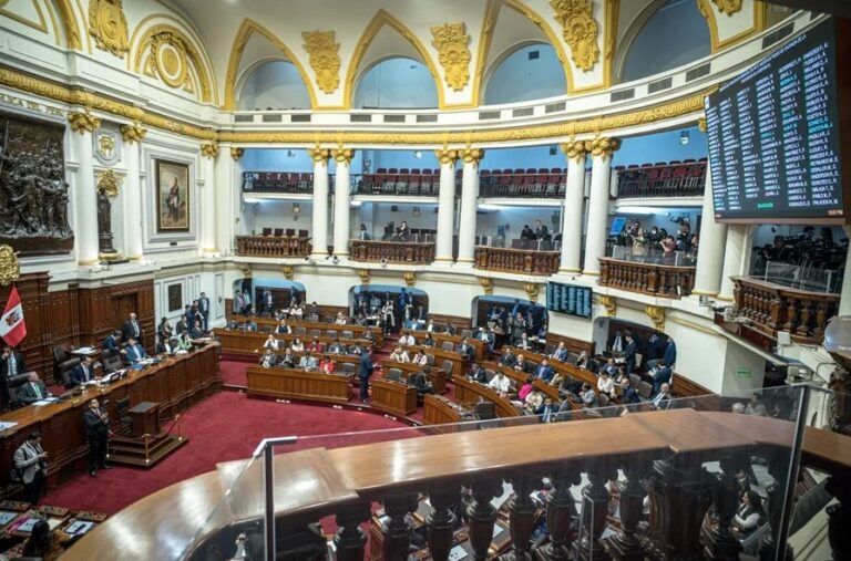 El Congreso de Perú destituye de manera exprés a la presidenta Dina Boluarte