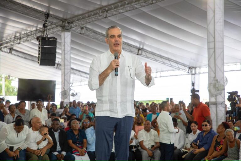 Presidente Abinader entrega 3,100 títulos de propiedad, de un total de 5,636, a familias en Palmarejo-Villa Linda