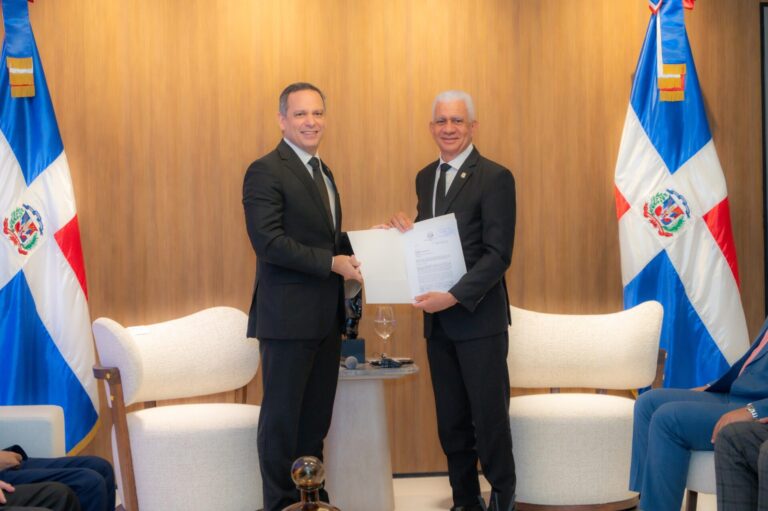 Presidente del Senado recibe de la Suprema Corte de Justicia (SCJ) proyecto que actualiza Ley de Uso de Medios Digitales