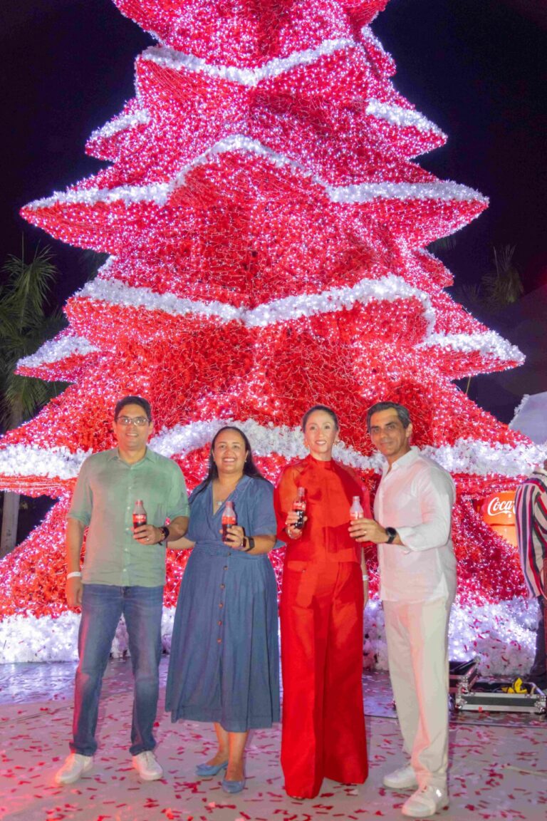 Coca-Cola da la bienvenida a la Navidad con el encendido de su tradicional árbol en la Ciudad Colonial