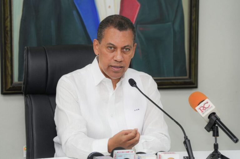 Presidente de Indotel alerta sobre manipulación en redes y aboga por legislación que proteja veracidad informativa