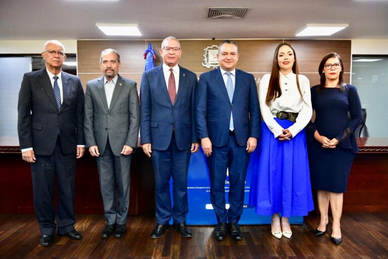 JCE incorpora en nueva Cédula símbolos patrios tras aval del Instituto Duartiano y la Comisión Permanente de Efemérides Patrias