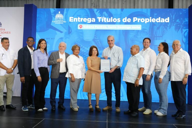 Presidente Abinader entrega 551 títulos de propiedad en Sabana Perdida, SDN; dice es la mejor inversión para el desarrollo económico y social