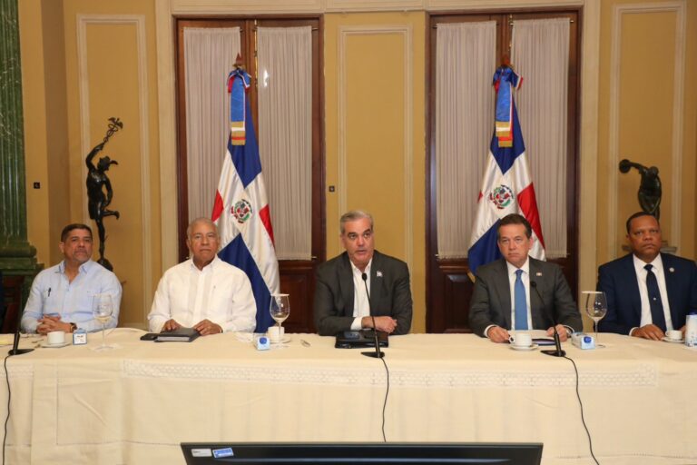 Presidente Abinader impulsa acciones para garantizar abastecimiento y estabilidad de precios durante la temporada navideña en todo el país