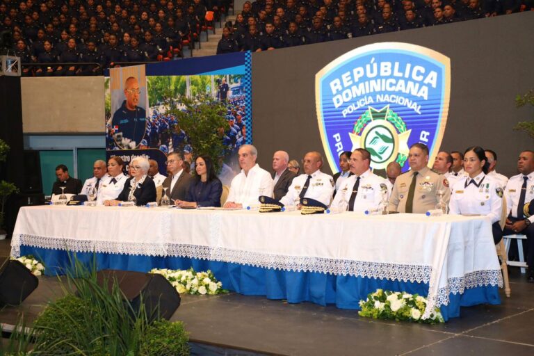 Presidente Abinader juramenta 2,421 nuevos agentes, con ello suman 6,500 policías formados en el marco de la Reforma Policial