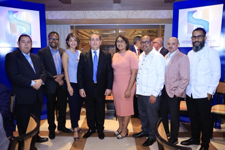 HS Medical Center integra al Dr. René Sotelo, pionero internacional en cirugía robótica