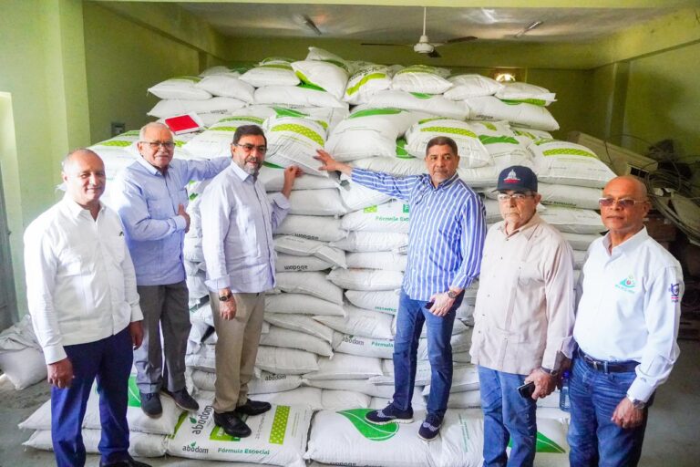 Gobierno entrega 21,300 quintales de fertilizantes, por valor de RD$46.4 mm, a productores para rehabilitar plantaciones de café y musáceas