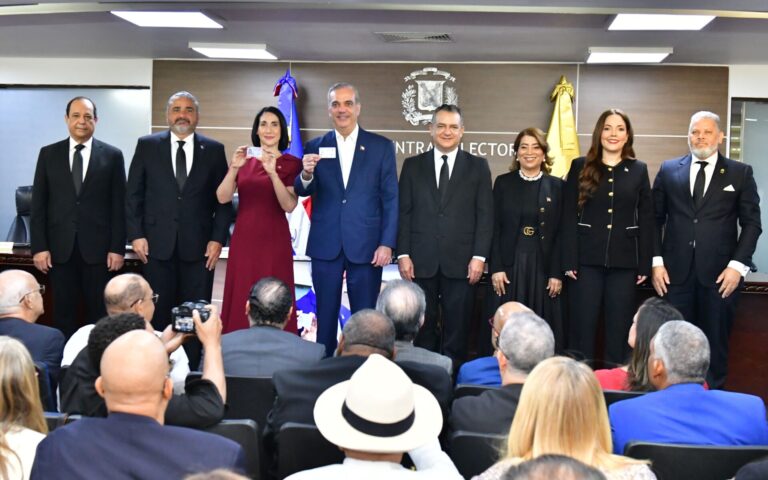 JCE entrega primera cédula de identidad y electoral en el nuevo formato al presidente RD y la primera dama