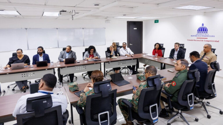 Migración y Consejo Nacional de Competitividad impulsan la transformación digital del permiso de salida de menores