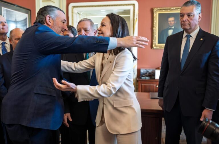 Opositora venezolana María Corina Machado le da la medalla de su Nobel a Trump durante su reunión