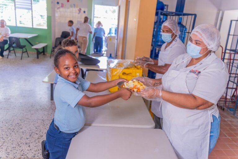 INABIE reduce el uso de sal en el menú escolar y controla el azúcar para cuidar la salud de los estudiantes