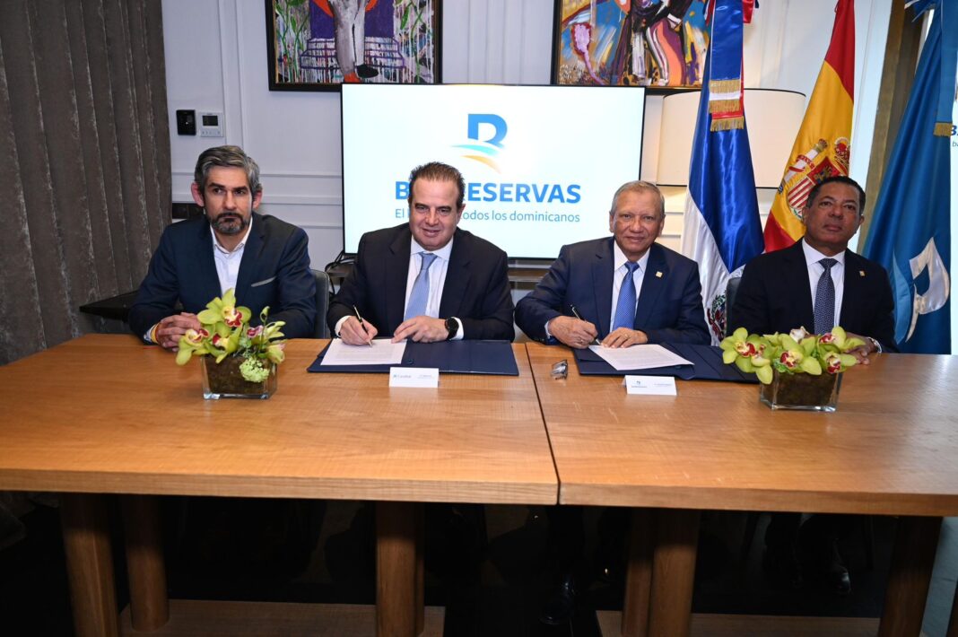 El doctor Leonardo Aguilera, presidente ejecutivo de Banreservas; y Felipe Oriol, director global de Instituciones Financieras y Multilaterales de CaixaBank, firman un acuerdo para beneficiar a dominicanos con el pago de solo un euro para el envío de remesas desde España, en presencia de Ignasi Such Suárez, director Financiero e Institucional para Norteamérica y América Latina, e Ysidro García, vicepresidente ejecutivo senior de Negocios de Banreservas.