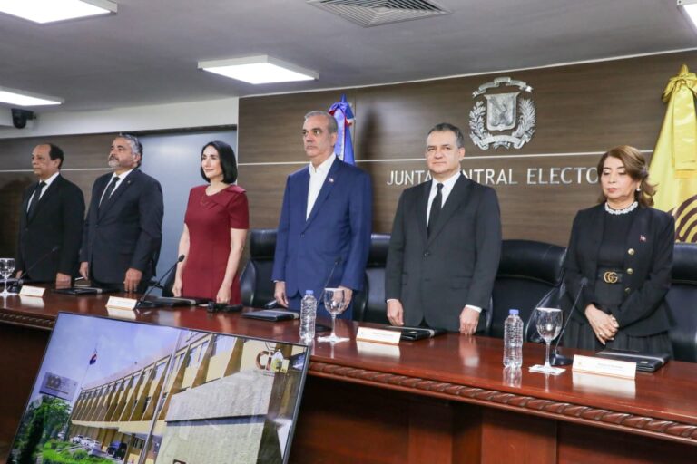 Presidente Abinader y primera dama reciben la primera cédula de identidad y electoral emitida por la JCE