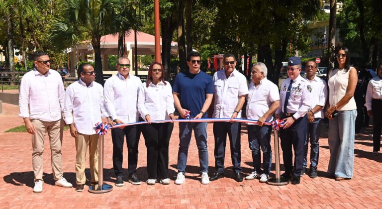 Ministro Collado inaugura reconstruido parque Duarte y su entorno en Samaná