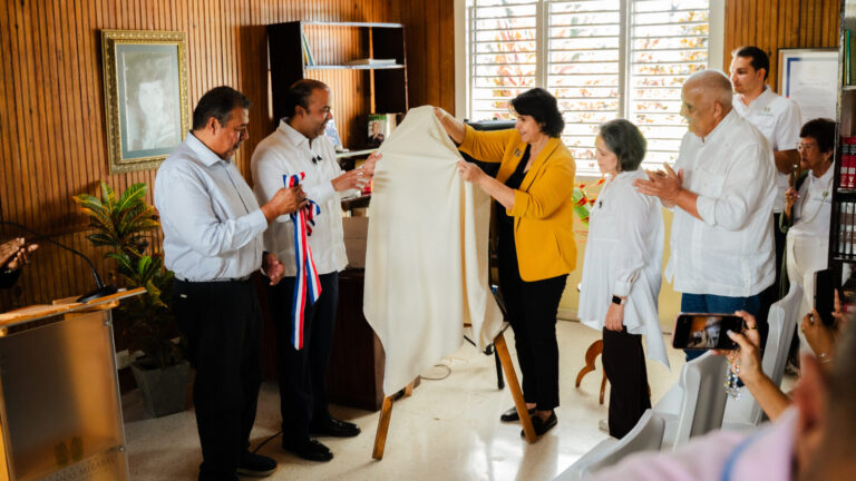 Refidomsa dona obra de Minerva Mirabal a museo Hermanas Mirabal