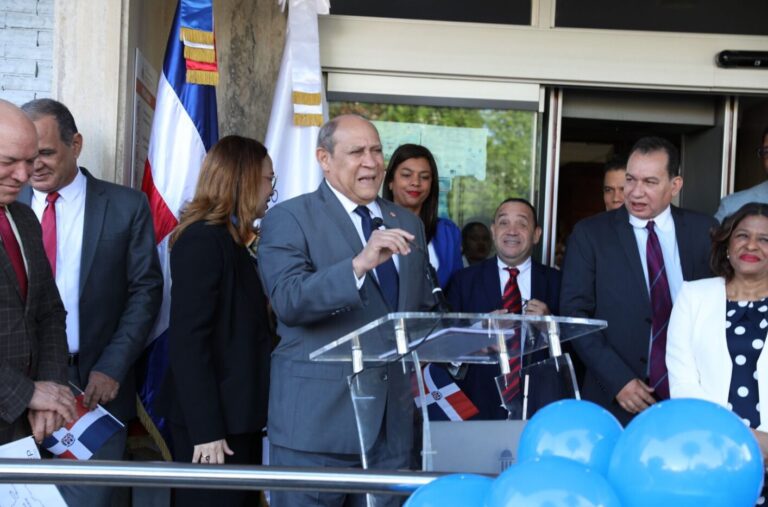  El ministro del MESCyT reafirmó el compromiso con la soberanía y la educación de calidad durante acto de izamiento de bandera junto al Senado