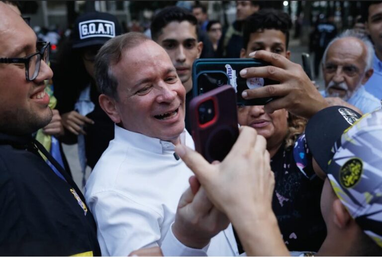 Detienen a un aliado cercano de la líder opositora venezolana Machado poco después de ser liberado