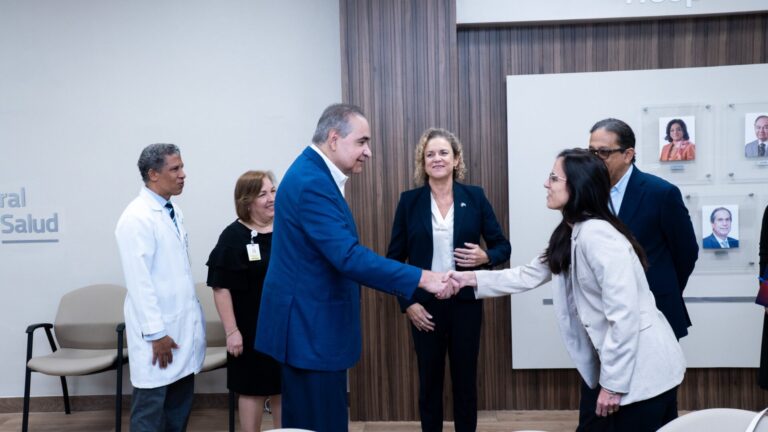 INCORT recibe a la Embajadora de Argentina para visita guiada en HGPS como centro pionero en trasplante hepático del país