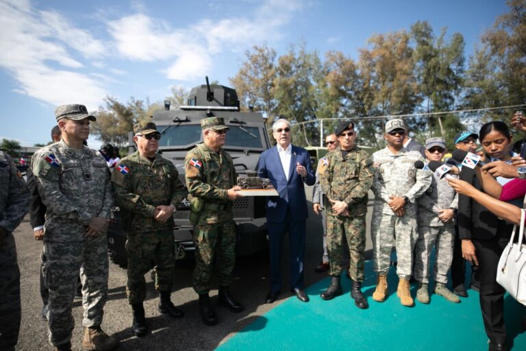 Presidente Luis Abinader entrega equipos militares, vehículos blindados FURIA, sistemas de drones y unidades de mitigación de desastres para fortalecer la seguridad nacional