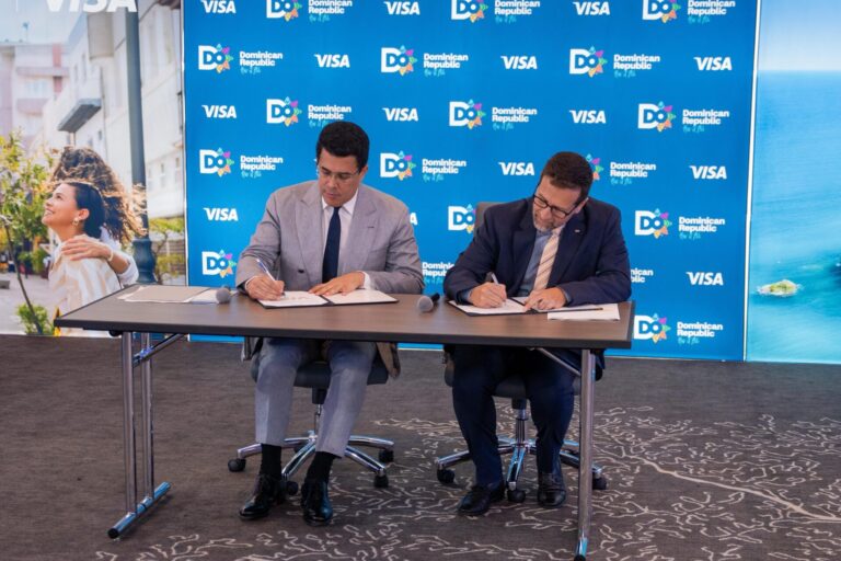 David Collado firma acuerdo con visa internacional para fortalecer la promoción turística de R.D.