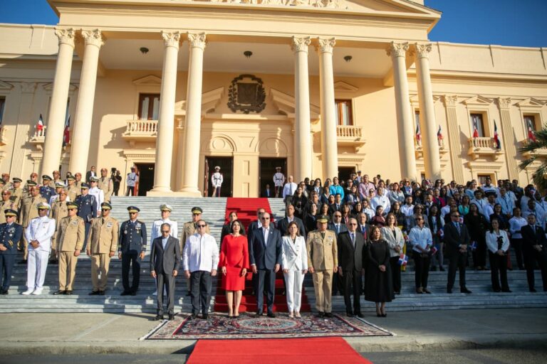 Presidente Abinader encabeza solemne acto con motivo del Día de la Bandera Nacional