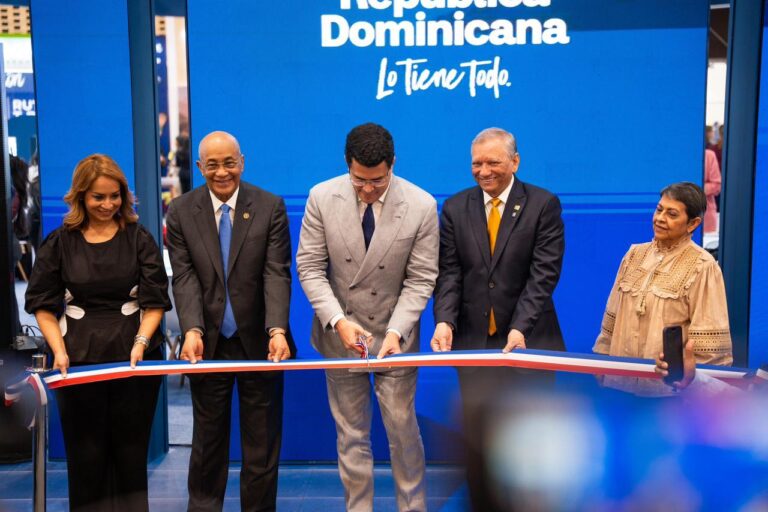 David Collado inaugura stand dominicano en feria turística de Colombia