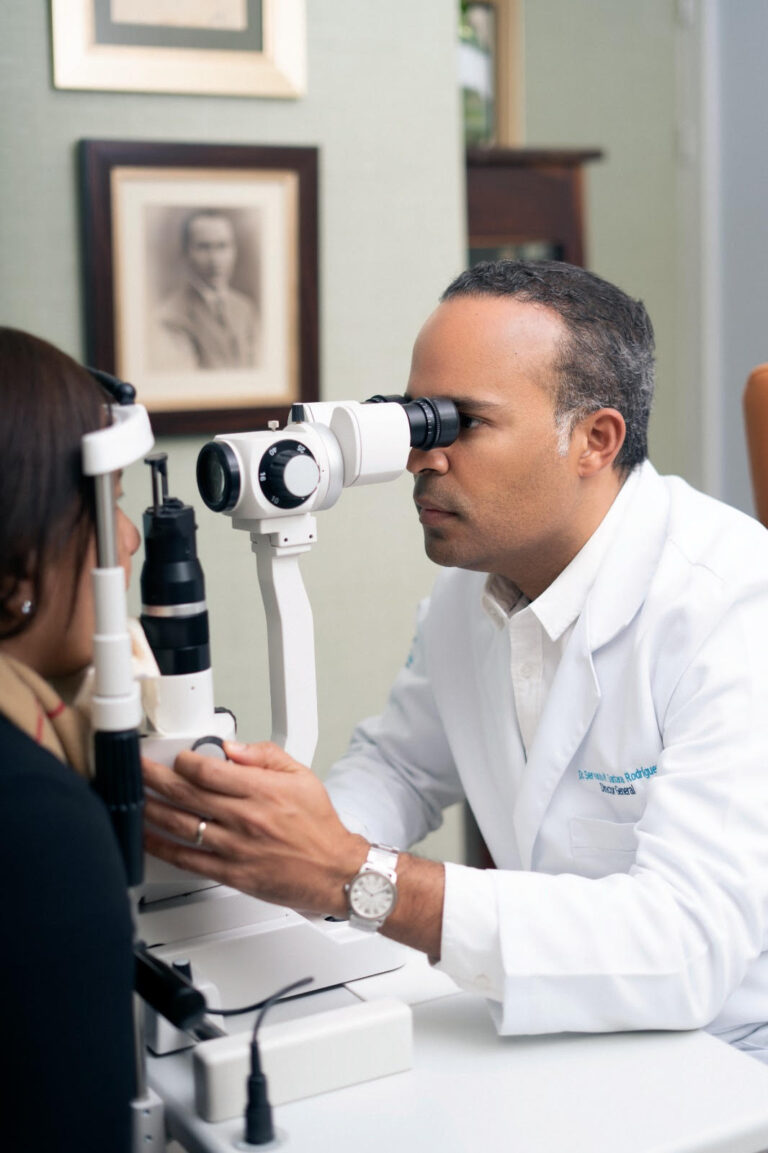 Oftalmólogo explica el error más común al cuidar la visión después de los 50